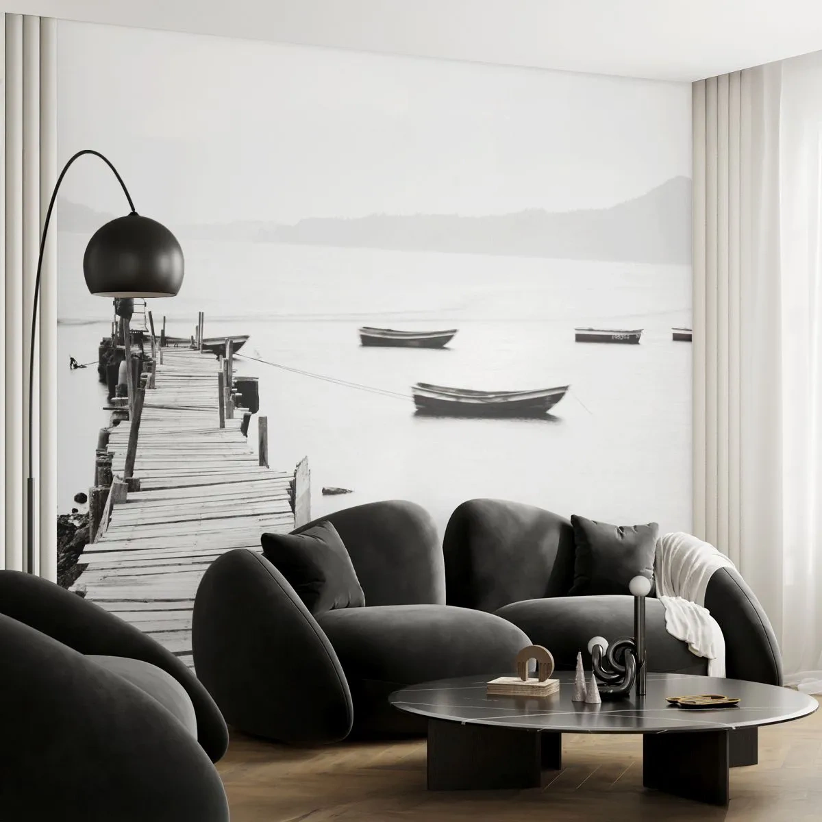 Papier Peint Photo Premium Sand - Jetée en bois et bateaux sur un lac calme - 100x70cm - Calme et propre au bord de l'eau - Décoration murale moderne pour le salon et la chambre ARTTOR