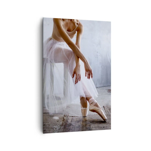 Impression sur toile - Image sur toile - Une ballerine dans une pose délicate sur un fond industriel - 80x120cm - Avant que les lumières de la rampe ne clignotent - Décoration murale moderne pour le salon et la chambre ARTTOR