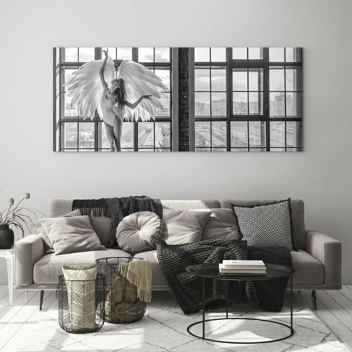 Impression sur verre - Image sur verre - Une femme avec des ailes d'ange sur fond de fenêtre de loft - 160x50cm - La ville des anges? - Décoration murale moderne pour le salon et la chambre ARTTOR