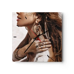 Horloge murale - Pendule murale - Femme élégante avec des bijoux sur un fond de sable clair - 30x30cm - Reine des plages sauvages - Décoration murale moderne pour le salon et la chambre ARTTOR