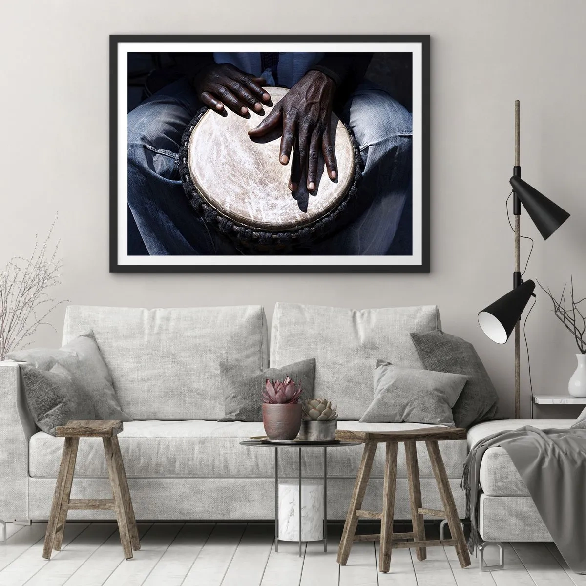 Affiche dans un cadre noir - Poster - Mains jouant du djembé dans une composition dynamique - 70x50cm - Vis à son rythme - Décoration murale moderne pour le salon et la chambre ARTTOR