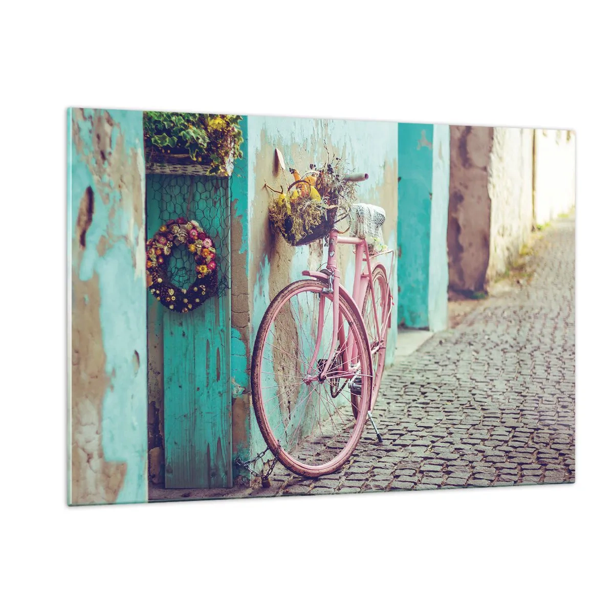 Impression sur verre - Image sur verre - Un vélo rose appuyé contre un mur avec des fleurs dans des paniers, sur un fond pastel. - 120x80cm - Je reviens tout de suite - Décoration murale moderne pour le salon et la chambre ARTTOR