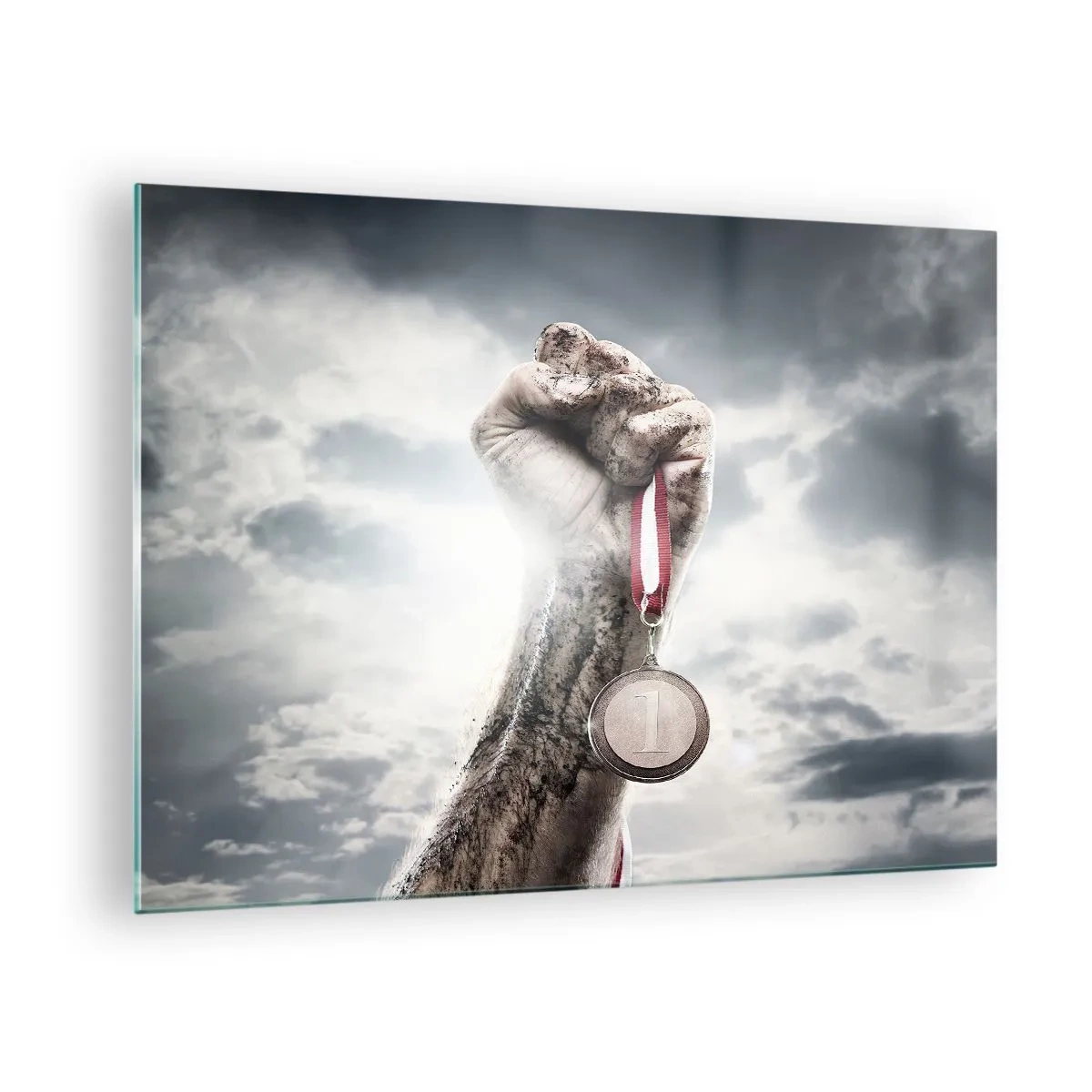 Impression sur verre - Image sur verre - Une main tenant une médaille sur un fond de nuages - 70x50cm - Per aspera ad astra - Décoration murale moderne pour le salon et la chambre ARTTOR