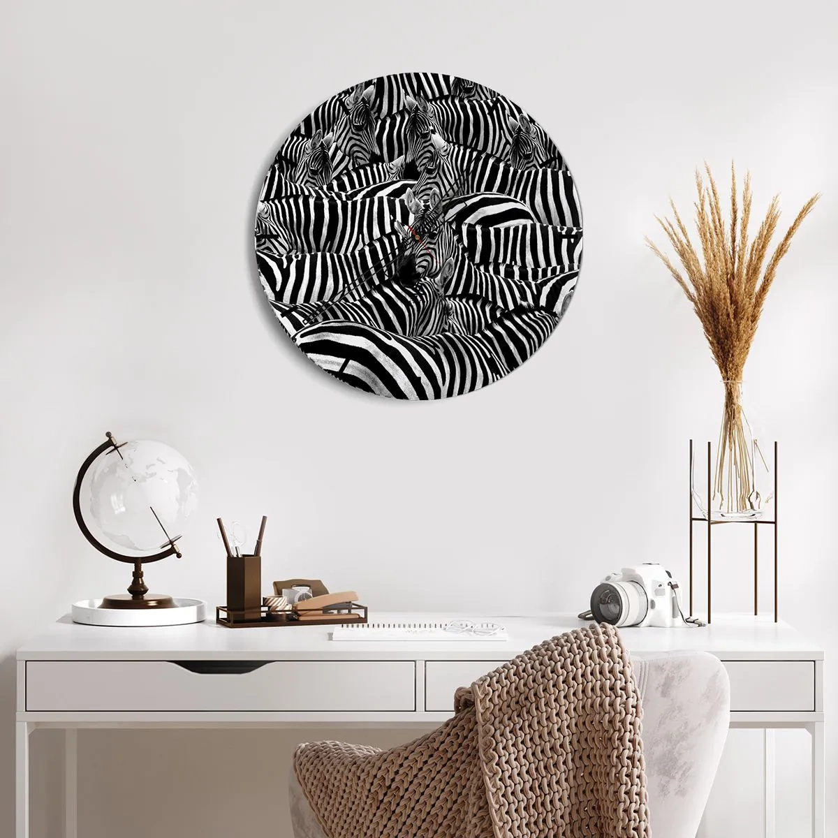Horloge murale - Pendule murale - Un troupeau de zèbres dans une composition en noir et blanc - 30x30cm - Portrait collectif à rayures - Décoration murale moderne pour le salon, la cuisine et la chambre ARTTOR