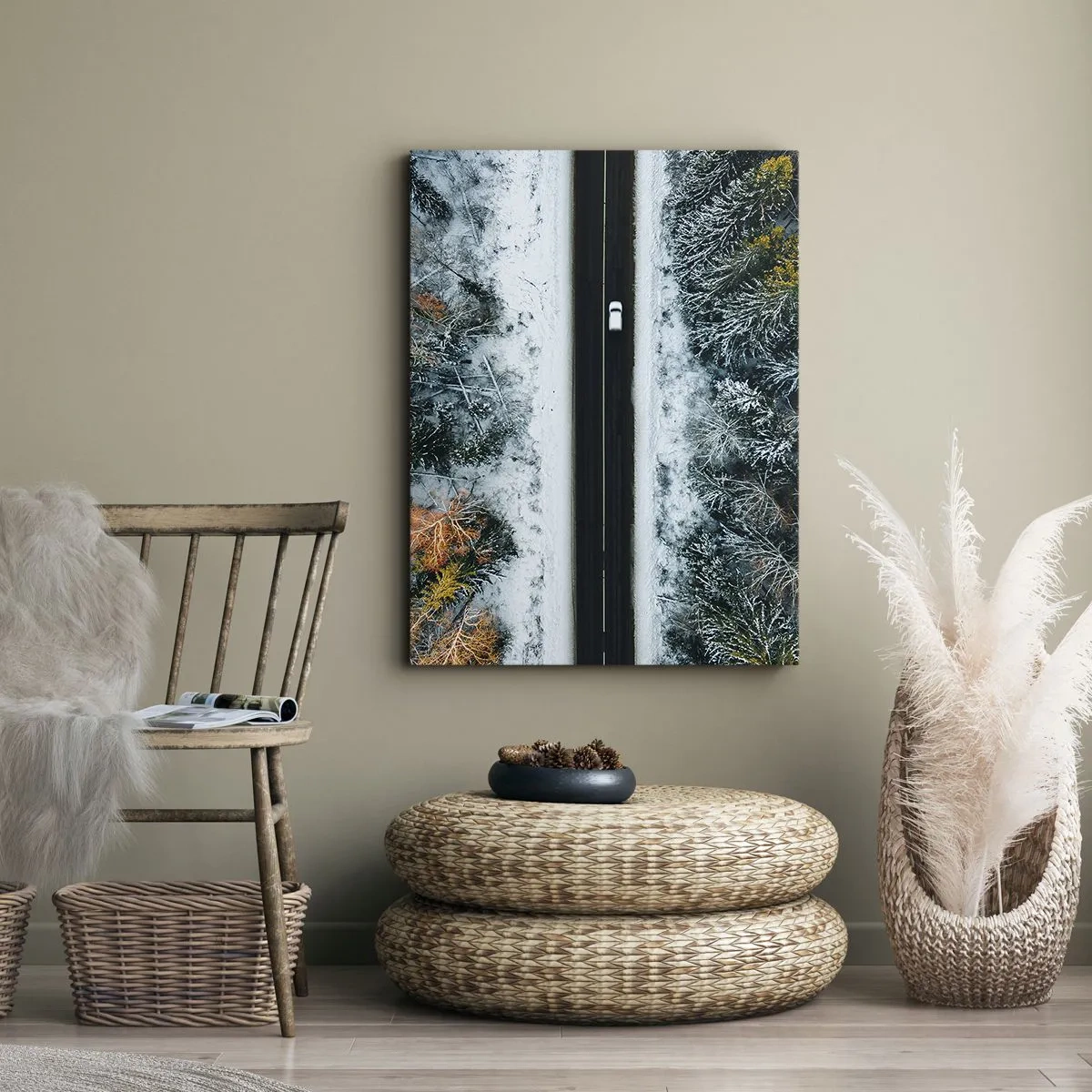 Impression sur toile - Image sur toile - Une route à travers une forêt hivernale vue à vol d'oiseau - 70x100cm - Couper à travers la forêt d'hiver - Décoration murale moderne pour le salon et la chambre ARTTOR