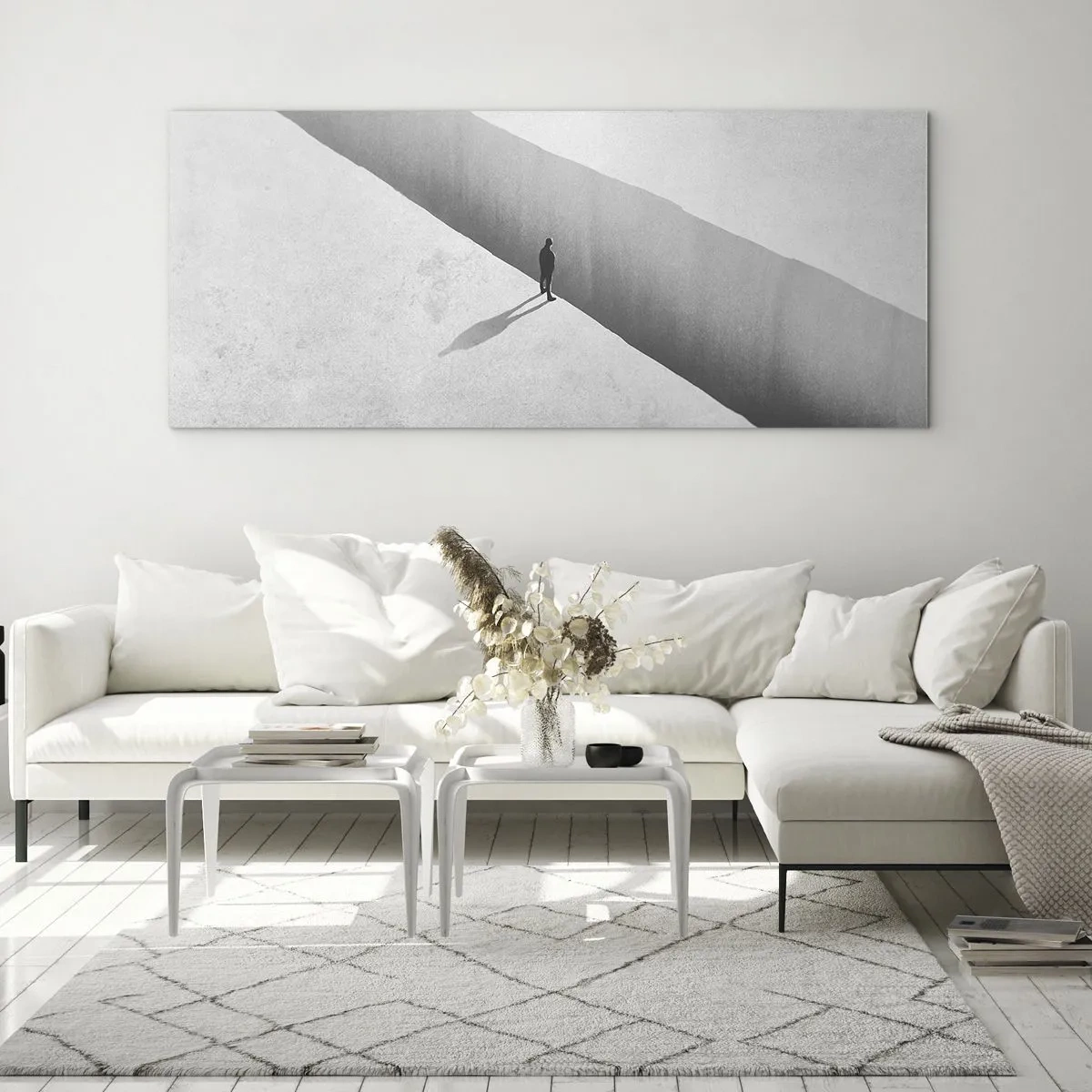 Impression sur verre - Image sur verre - Une silhouette solitaire se tient au-dessus d'un gouffre profond dans un décor monochrome. - 160x50cm - Un objectif clair - Décoration murale moderne pour le salon et la chambre ARTTOR