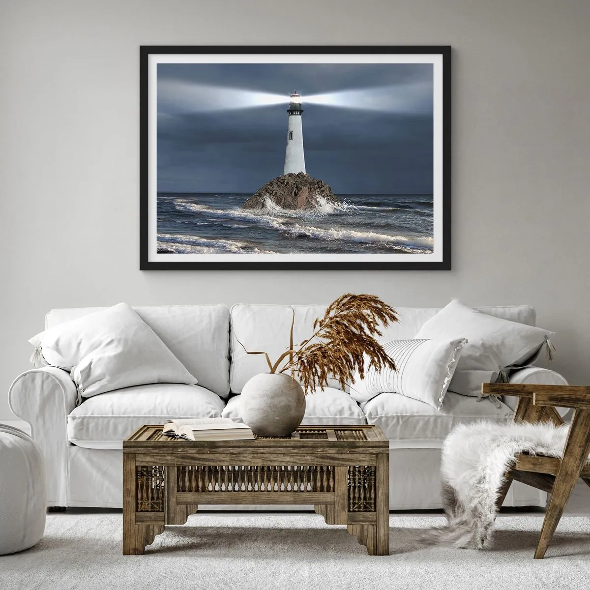 Affiche dans un cadre noir - Poster - Un phare sur un rocher entouré d'une mer agitée - 100x70cm - I… i… ici ! - Décoration murale moderne pour le salon et la chambre ARTTOR