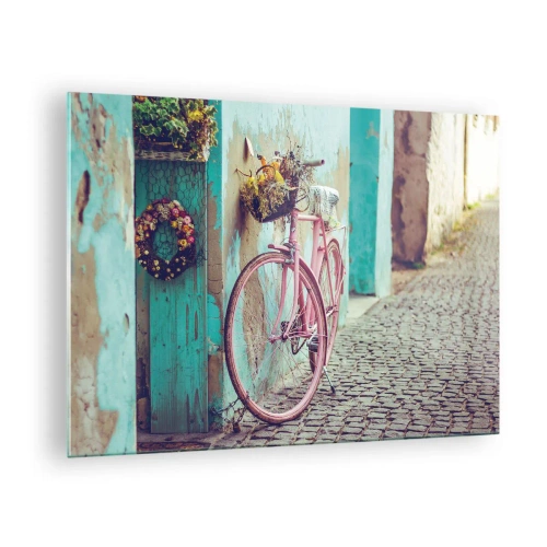 Impression sur verre - Image sur verre - Un vélo rose appuyé contre un mur avec des fleurs dans des paniers, sur un fond pastel. - 70x50cm - Je reviens tout de suite - Décoration murale moderne pour le salon et la chambre ARTTOR