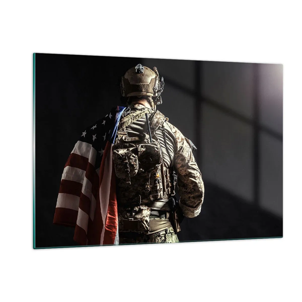 Impression sur verre - Image sur verre - Un soldat avec un drapeau américain sur un fond sombre - 120x80cm - C'est exactement pour ça - Décoration murale moderne pour le salon et la chambre ARTTOR