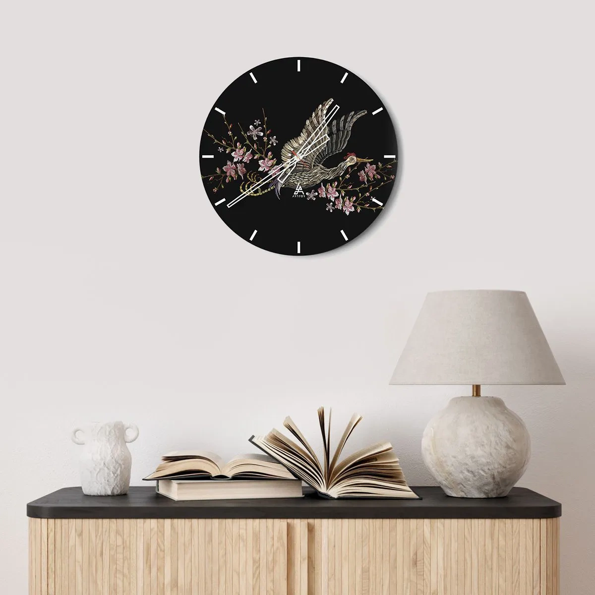 Horloge murale - Pendule murale - Un oiseau en vol parmi des fleurs sur fond noir - 30x30cm - Oiseau brodé exotique - Décoration murale moderne pour le salon, la cuisine et la chambre ARTTOR