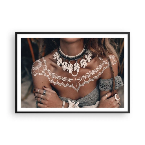 Affiche dans un cadre noir - Poster - Style bohème avec bijoux coquillages et motif dentelle - 100x70cm - Talismans, rituels de la féminité - Décoration murale moderne pour le salon et la chambre ARTTOR