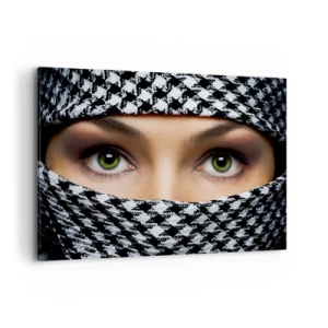 Impression sur toile - Image sur toile - Les yeux verts d'une femme sont cachés derrière un tissu à motifs en noir et blanc. - 100x70cm - Un portrait d'une beauté voilée aux yeux verts - Décoration murale moderne pour le salon et la chambre ARTTOR