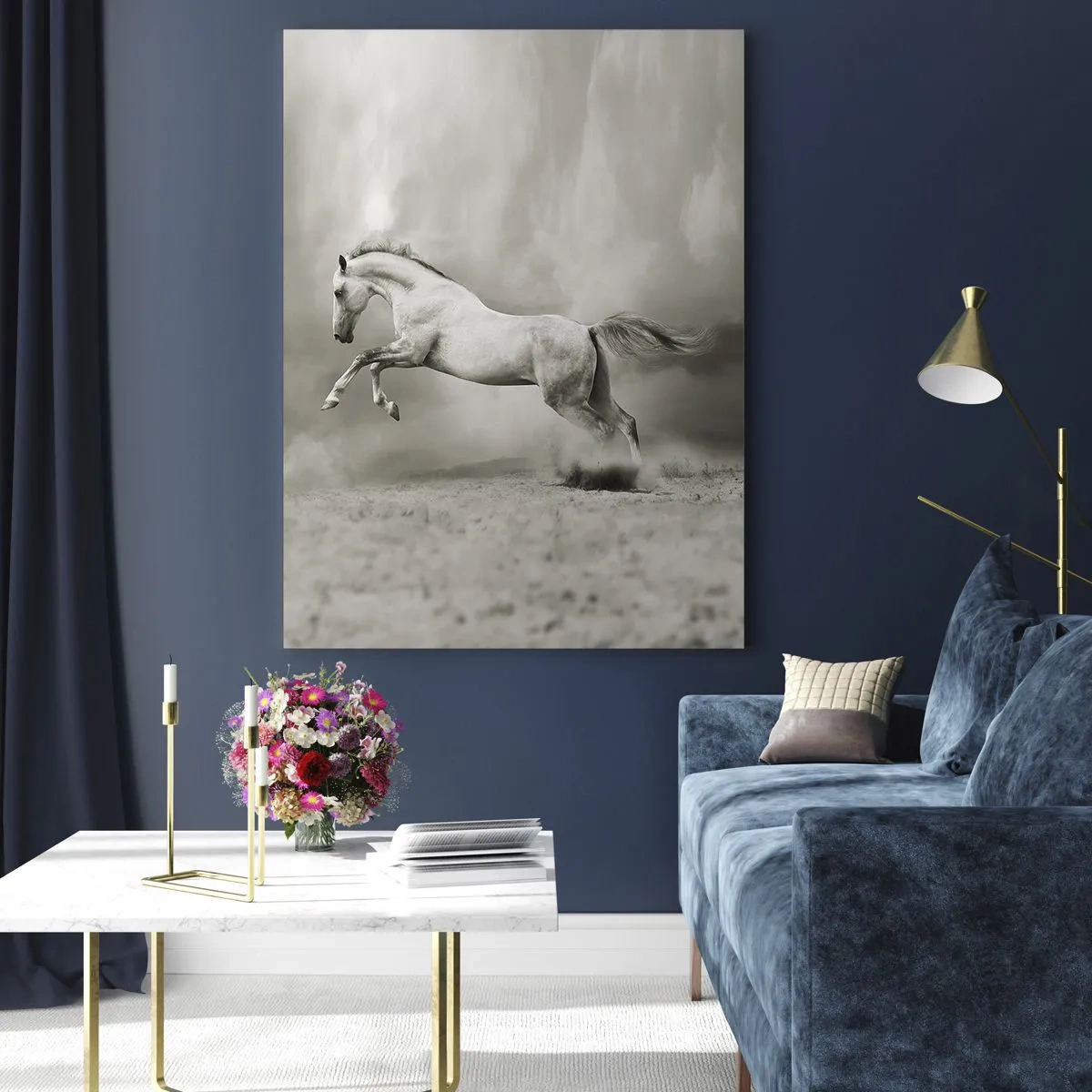 Impression sur verre - Image sur verre - Un cheval blanc dans un saut dynamique sur fond de nuages brumeux. - 80x120cm - Entre le réveil et le sommeil - Décoration murale moderne pour le salon et la chambre ARTTOR