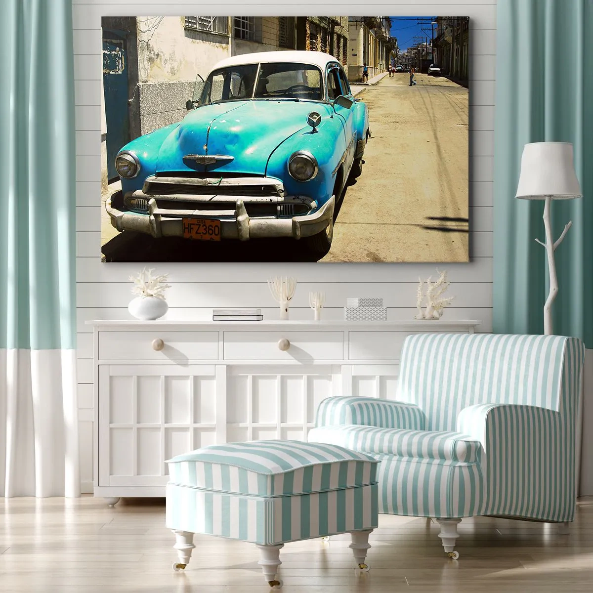 Impression sur toile - Image sur toile - Une voiture classique bleue dans la rue par une journée ensoleillée - 100x70cm - Et vive Cuba ! - Décoration murale moderne pour le salon et la chambre ARTTOR