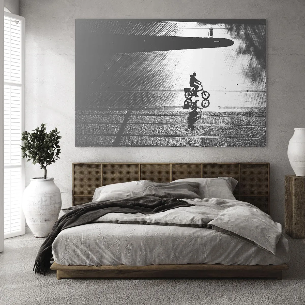 Impression sur verre - Image sur verre - Homme à vélo à travers la ville, reflet dans l'eau, photo en noir et blanc - 70x50cm - Devant moi, à travers la ville - Décoration murale moderne pour le salon et la chambre ARTTOR