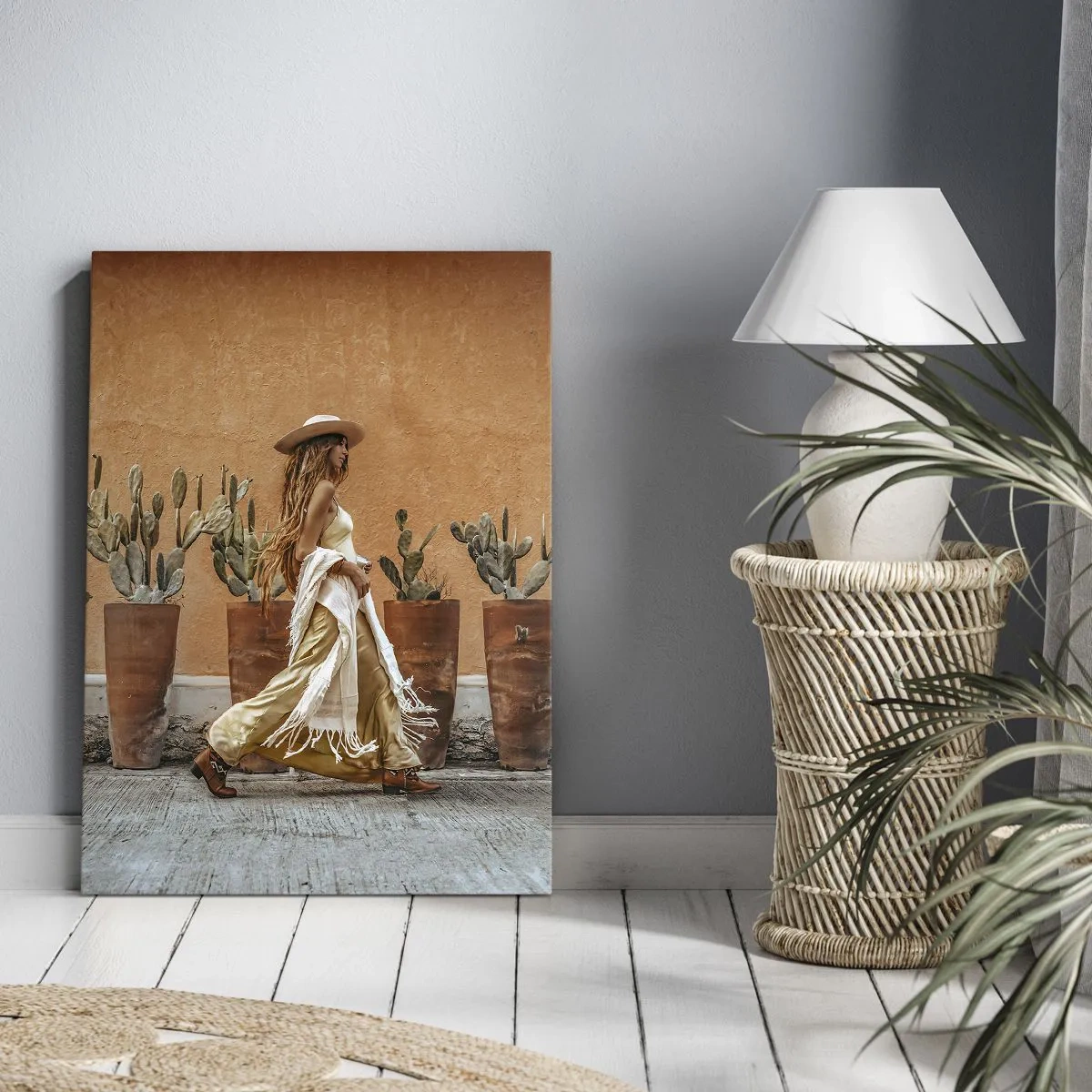 Impression sur toile - Image sur toile - Une femme dans un style bohème avec des pots de cactus en arrière-plan. - 50x70cm - Style hippie - Décoration murale moderne pour le salon et la chambre ARTTOR