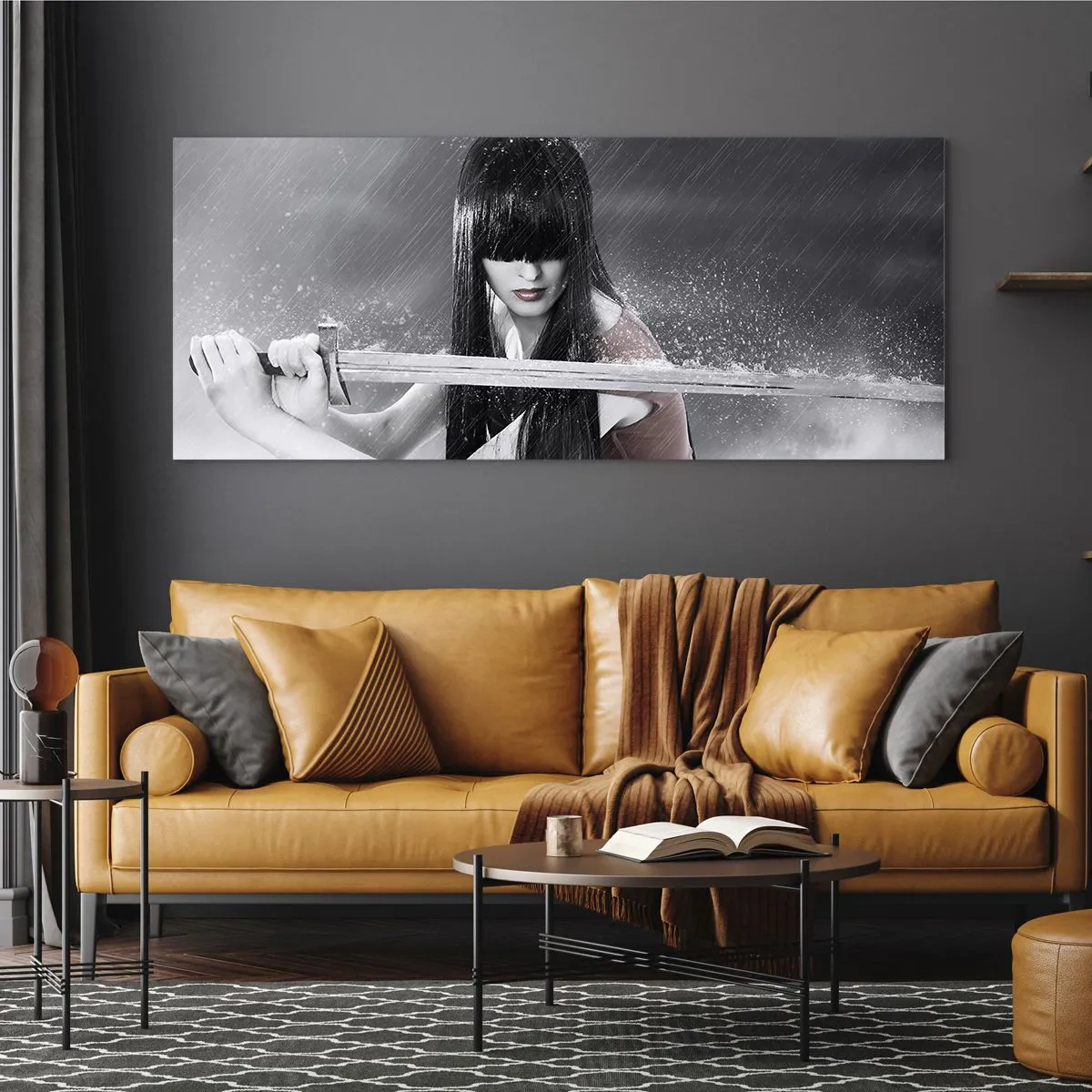 Impression sur verre - Image sur verre - Une femme avec une épée sous la pluie avec une apparence dynamique et mystérieuse - 140x50cm - Belle et dangereuse - Décoration murale moderne pour le salon et la chambre ARTTOR