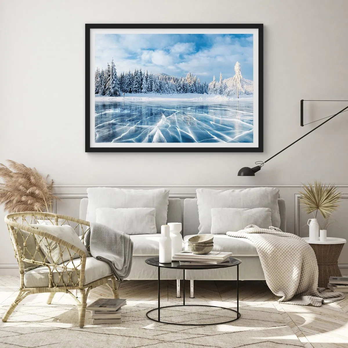 Affiche dans un cadre noir - Poster - Un lac gelé entouré d'une forêt enneigée - 70x50cm - Vue éblouissante et cristalline - Décoration murale moderne pour le salon et la chambre ARTTOR