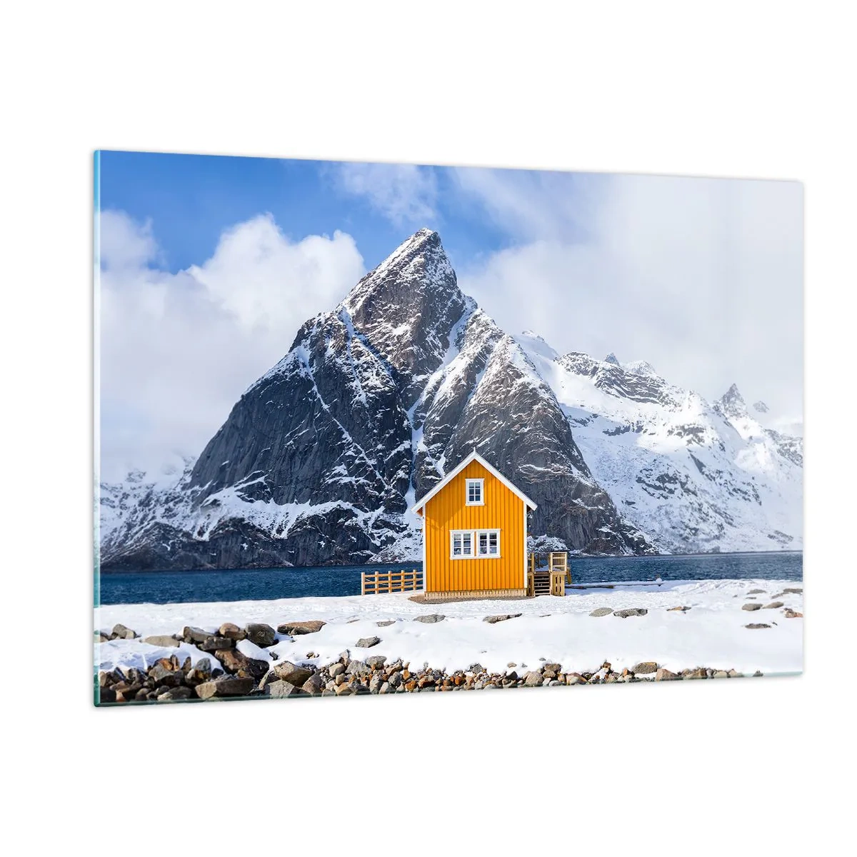 Impression sur verre - Image sur verre - Un chalet jaune sur un fjord avec des montagnes enneigées en arrière-plan - 120x80cm - Vacances scandinaves - Décoration murale moderne pour le salon et la chambre ARTTOR