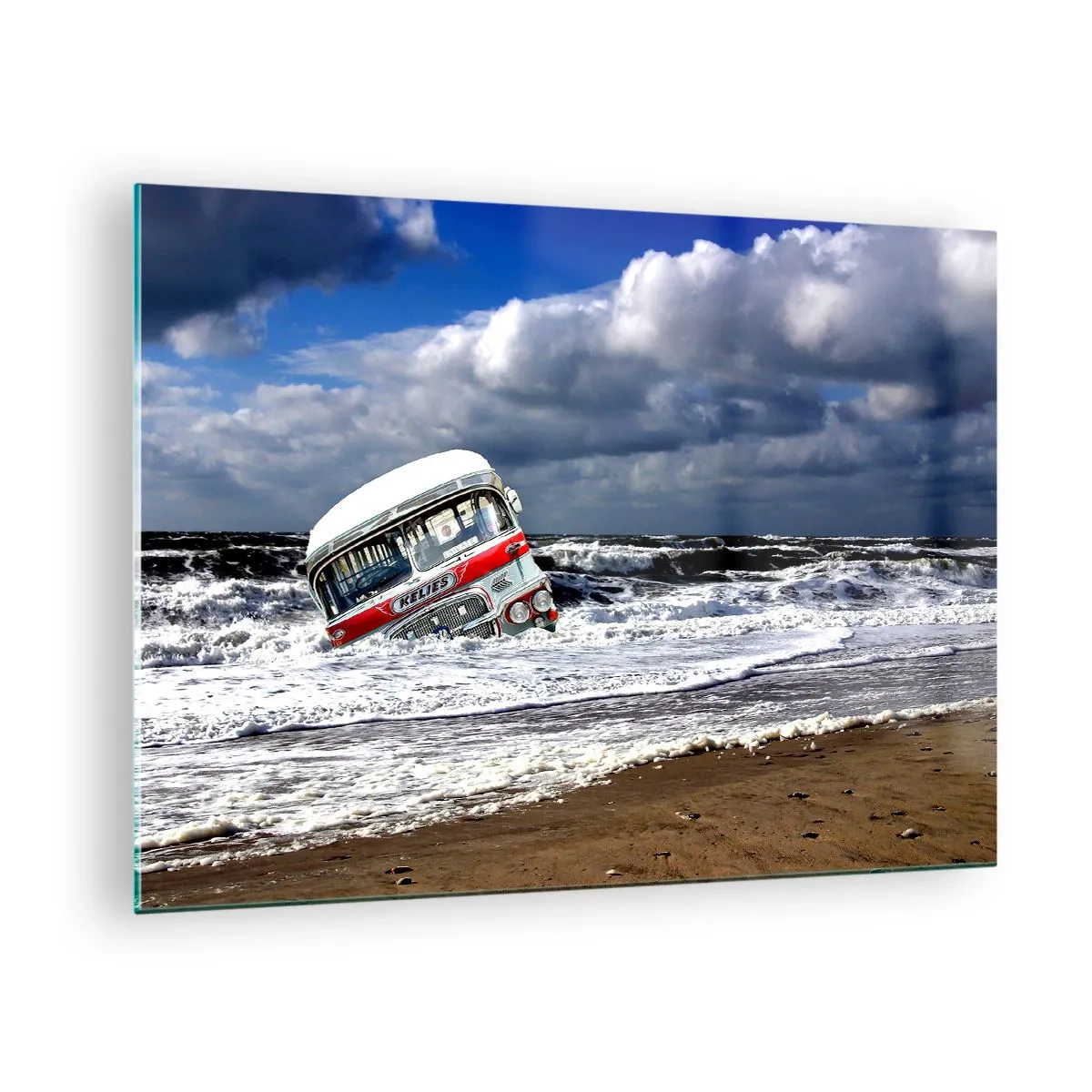 Impression sur verre - Image sur verre - Un vieux bus dans les eaux d'une mer agitée - 70x50cm - Et qu'est-ce qui vous étonne ? - Décoration murale moderne pour le salon et la chambre ARTTOR
