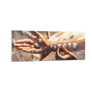 Impression sur verre - Image sur verre - Mains avec des coquillages disposés sur le fond de sable - 140x50cm - La beauté à portée de main - Décoration murale moderne pour le salon et la chambre ARTTOR