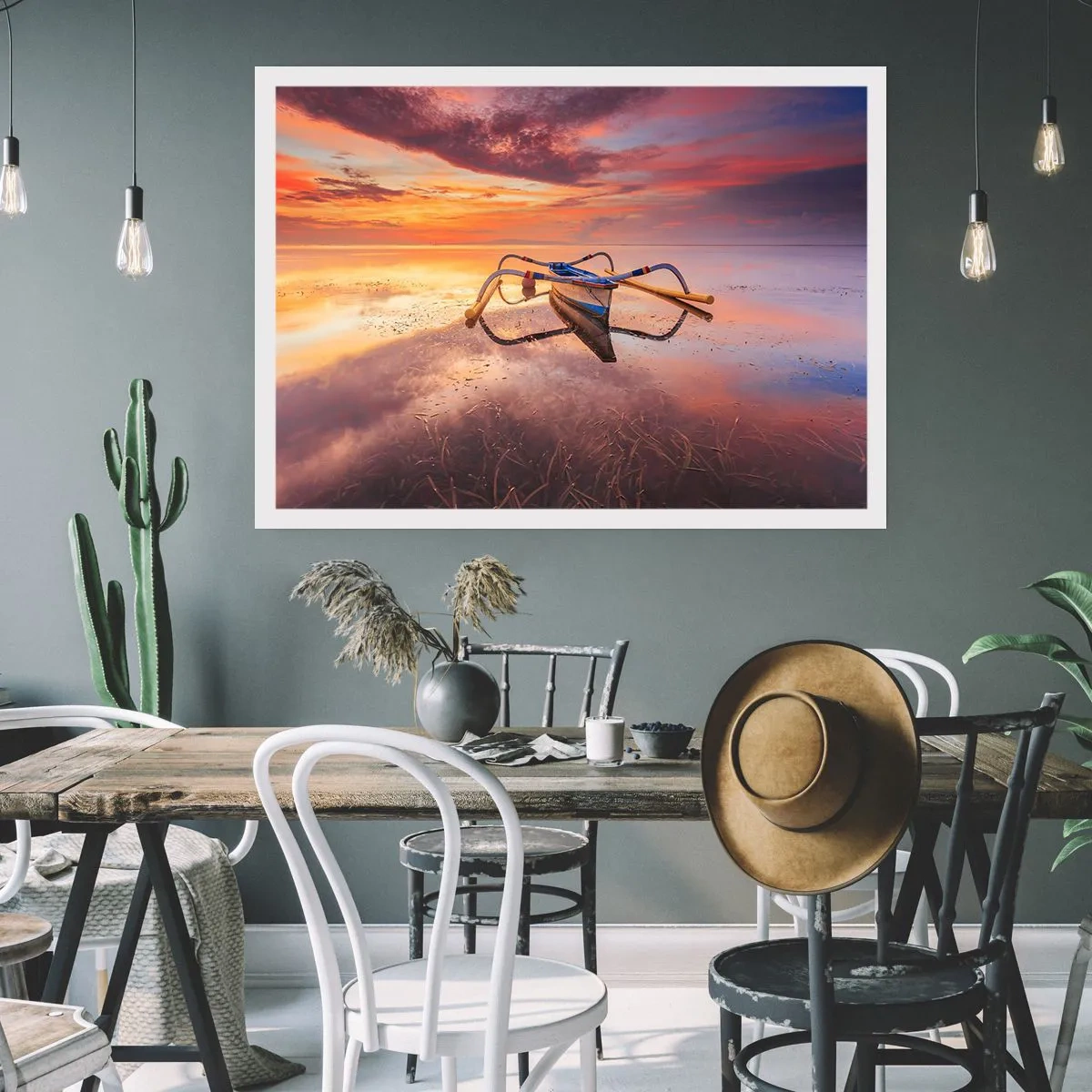 Affiche - Poster - Un bateau sur une eau calme au coucher du soleil - 100x70cm - Le calme d'une soirée tropicale - Décoration murale moderne pour le salon et la chambre ARTTOR