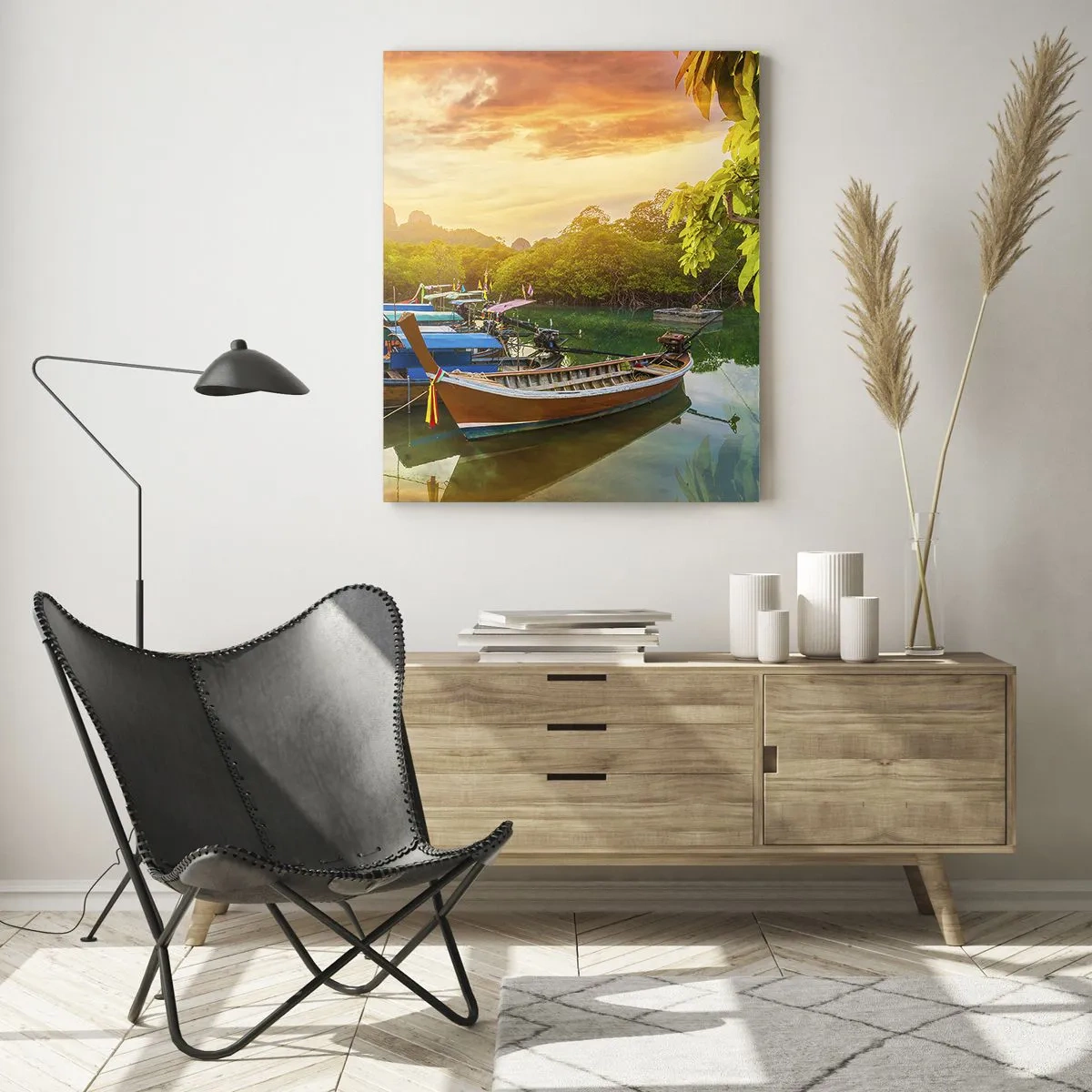 Impression sur verre - Image sur verre - Bateaux traditionnels sur une eau calme au coucher du soleil - 70x100cm - Avant une journée chargée - Décoration murale moderne pour le salon et la chambre ARTTOR