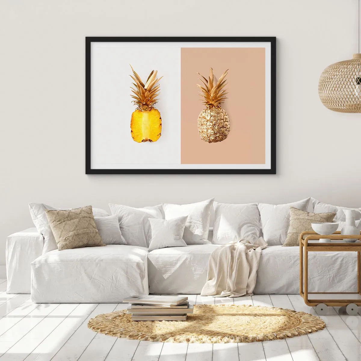 Affiche dans un cadre noir - Poster - La moitié d'un ananas frais et doré sur un fond contrasté - 70x50cm - Ananas pour nous - Décoration murale moderne pour le salon et la chambre ARTTOR
