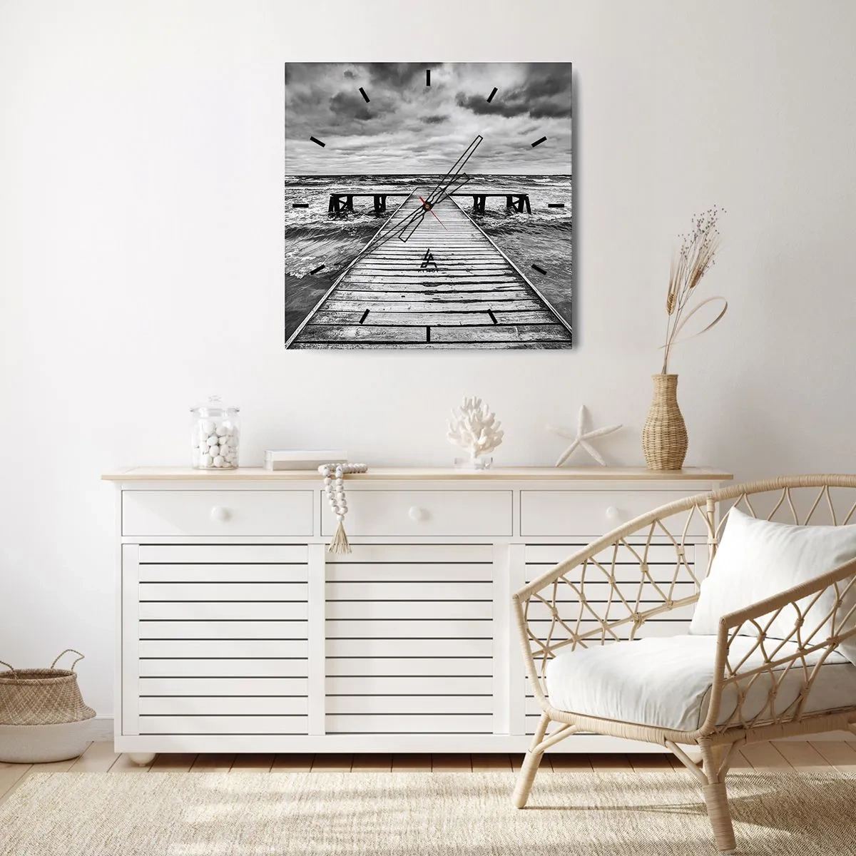 Horloge murale - Pendule murale - Une vue en noir et blanc d'une jetée en bois sur une mer agitée. - 30x30cm - J'attends que le vent, ça le chassera... - Décoration murale moderne pour le salon et la chambre ARTTOR