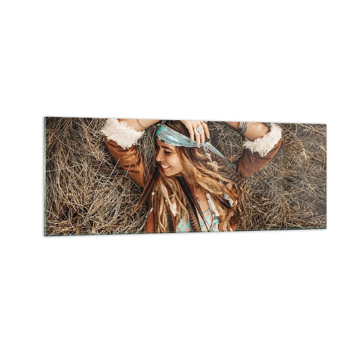 Impression sur verre - Image sur verre - Femme de style bohème allongée sur du foin - 140x50cm - En route vers les années d'amour - Décoration murale moderne pour le salon et la chambre ARTTOR