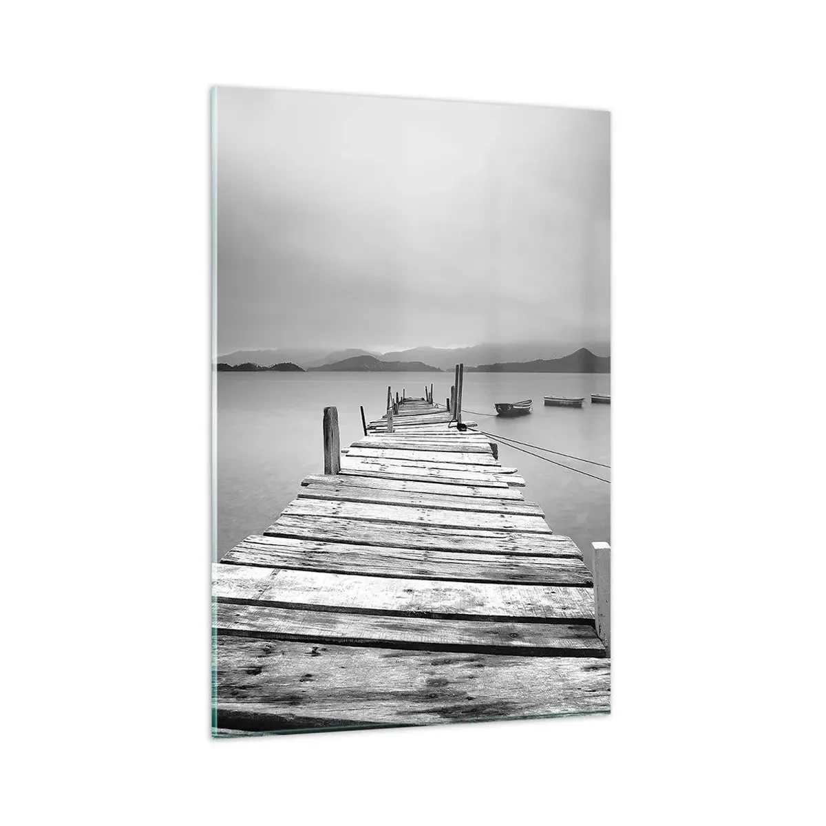 Impression sur verre - Image sur verre - Une vue en noir et blanc d'une jetée en bois et d'un lac calme. - 80x120cm - Derrière les montagnes, au-delà des mers - Décoration murale moderne pour le salon et la chambre ARTTOR