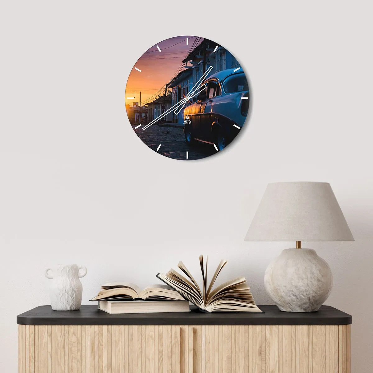 Horloge murale - Pendule murale - Voiture ancienne dans la rue au coucher du soleil - 30x30cm - Ici, le temps ralentit - Décoration murale moderne pour le salon, la cuisine et la chambre ARTTOR
