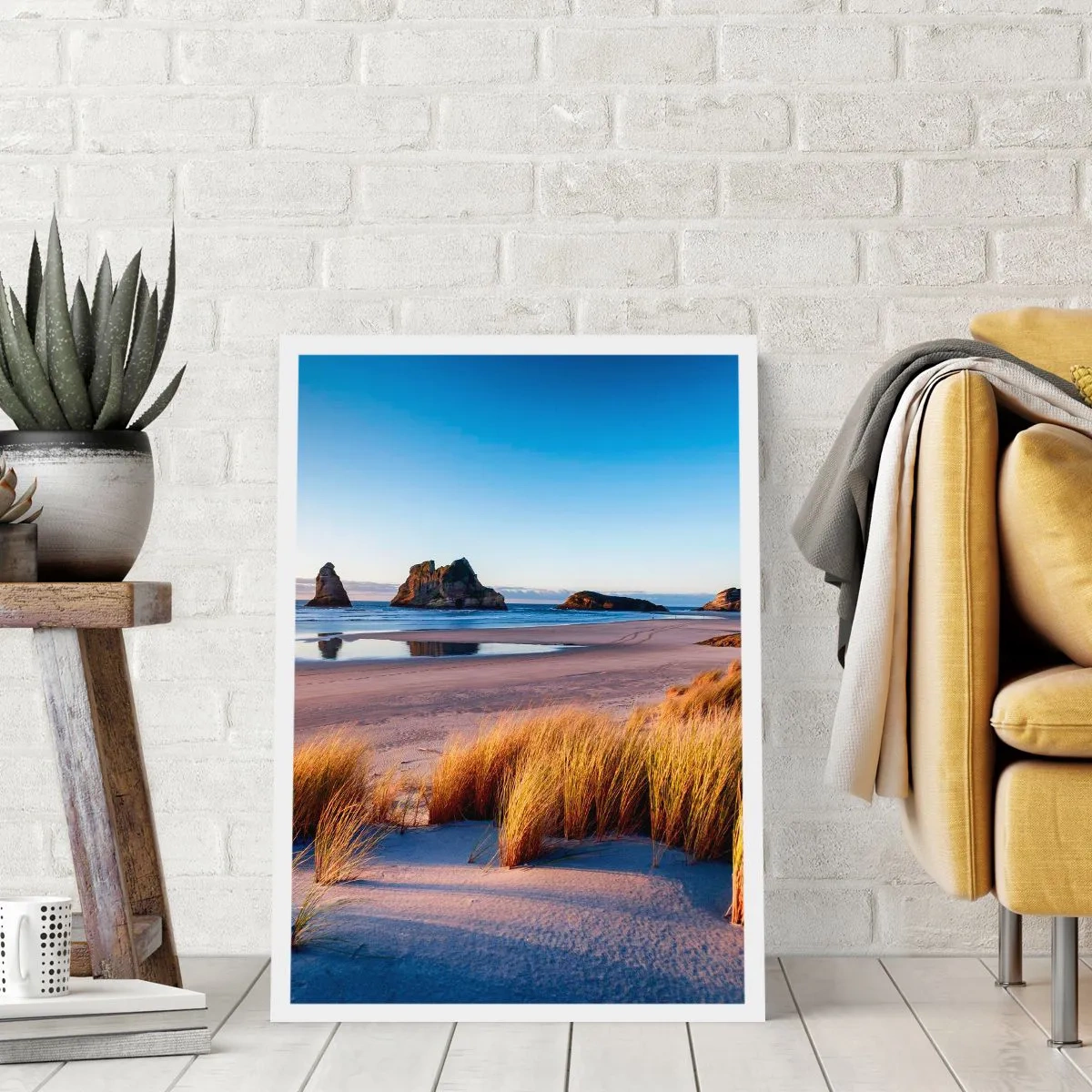 Affiche - Poster - Une plage pittoresque avec des herbes et des rochers sur fond d'océan calme - 50x70cm - Pour les chercheurs de paix - Décoration murale moderne pour le salon et la chambre ARTTOR