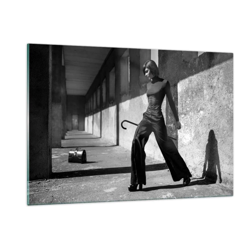 Impression sur verre - Image sur verre - Photographie en noir et blanc d'une femme en tenue élégante dans un cadre urbain. - 120x80cm - Élégance urbaine - Décoration murale moderne pour le salon et la chambre ARTTOR