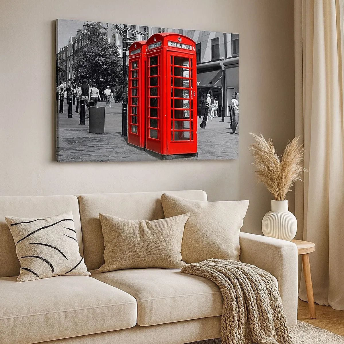 Impression sur toile - Image sur toile - Cabines téléphoniques rouges sur fond urbain noir et blanc. - 70x50cm - Cabines téléphoniques rouges - Décoration murale moderne pour le salon et la chambre ARTTOR