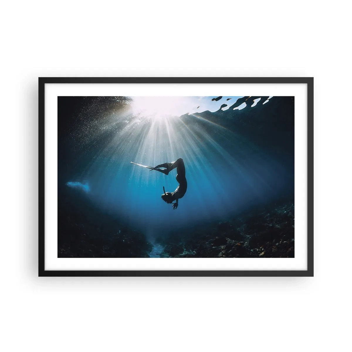 Affiche dans un cadre noir - Poster - Un plongeur flottant dans un faisceau de lumière sous l'eau - 70x50cm - Dans sous-marine - Décoration murale moderne pour le salon et la chambre ARTTOR