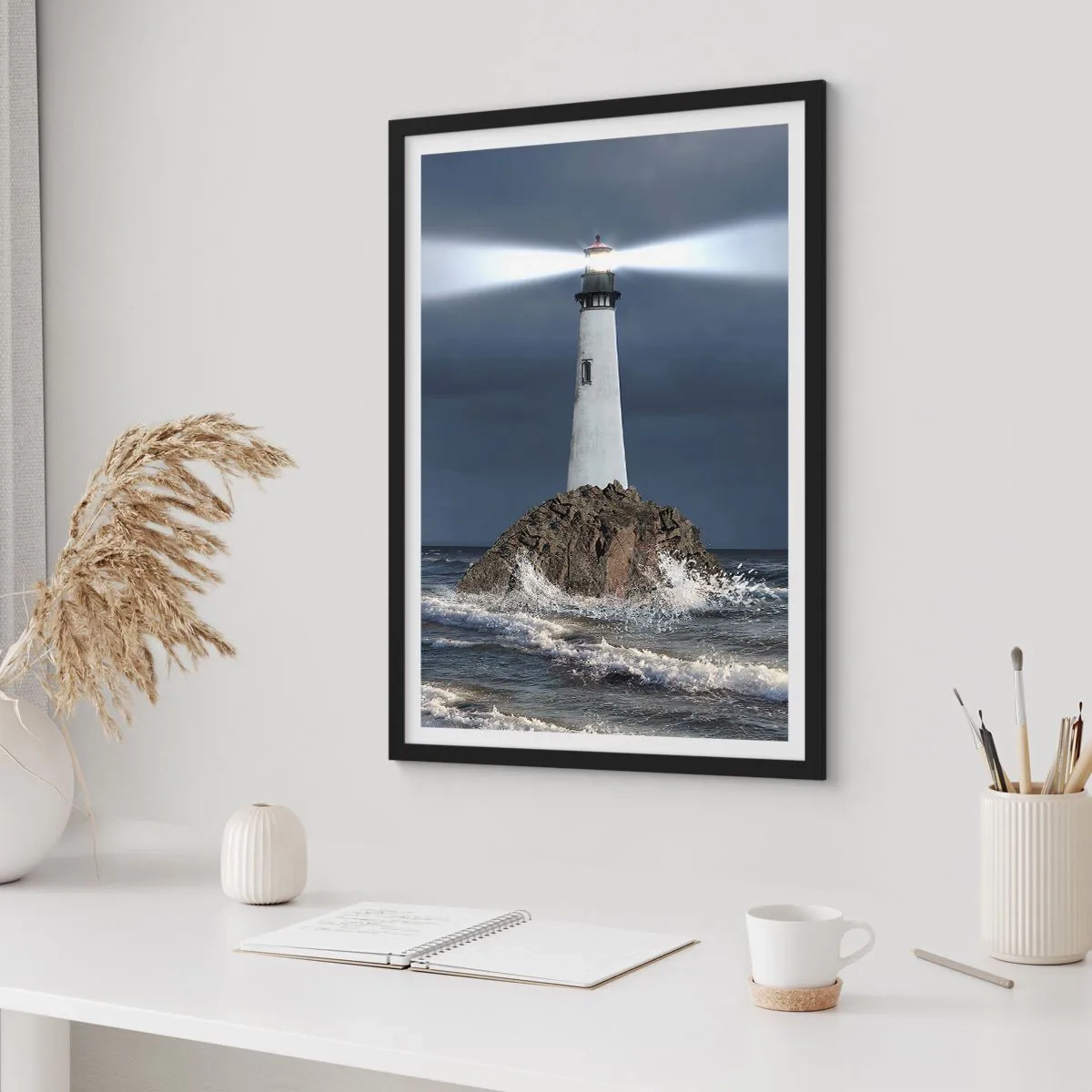 Affiche dans un cadre noir - Poster - Un phare sur un rocher au milieu des vagues agitées - 50x70cm - I… i… ici ! - Décoration murale moderne pour le salon et la chambre ARTTOR