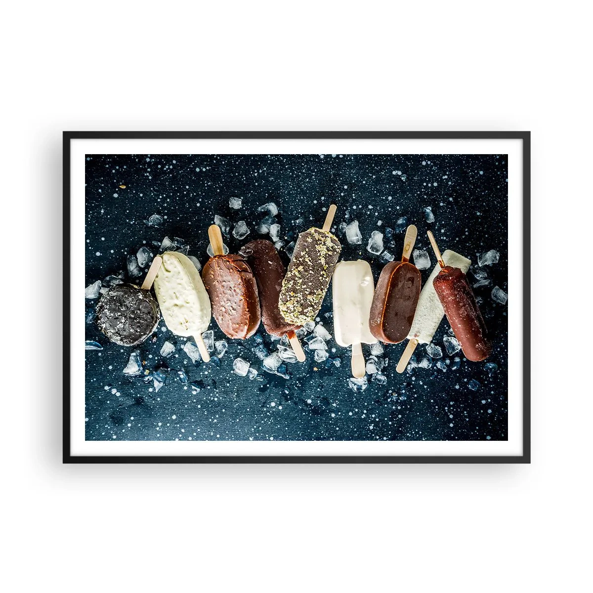 Affiche dans un cadre noir - Poster - Des glaces colorées disposées sur de la glace avec un fond sombre - 100x70cm - Le goût de l'été chaud - Décoration murale moderne pour le salon et la chambre ARTTOR