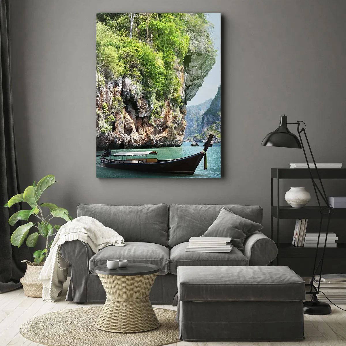 Impression sur toile - Image sur toile - Un bateau traditionnel sur fond de falaises tropicales et d'eaux turquoises - 50x70cm - Une invitation à un voyage exotique - Décoration murale moderne pour le salon et la chambre ARTTOR