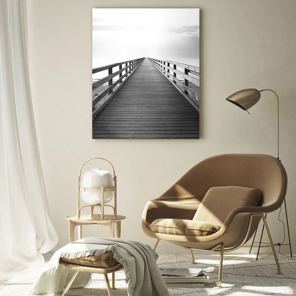 Impression sur verre - Image sur verre - Une image en noir et blanc d'une jetée en bois menant vers l'horizon. - 70x100cm - A perte de vue... - Décoration murale moderne pour le salon et la chambre ARTTOR