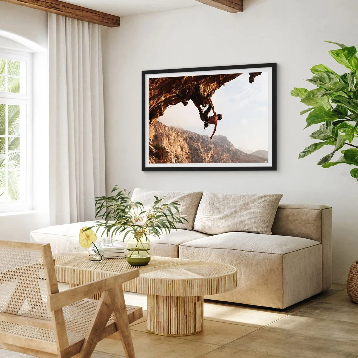 Affiche dans un cadre noir - Poster - Un grimpeur sur une falaise abrupte dans les montagnes au soleil - 100x70cm - Le monde rétréci dans une main sur une coupe de rocher - Décoration murale moderne pour le salon et la chambre ARTTOR