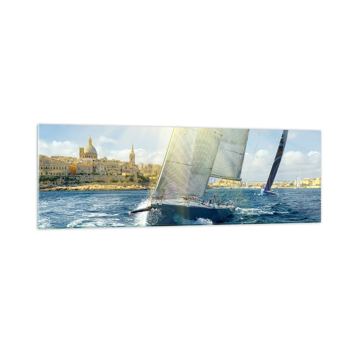 Impression sur verre - Image sur verre - Course de yachts sur fond de côte ensoleillée - 160x50cm - Il est temps de quitter la ville - Décoration murale moderne pour le salon et la chambre ARTTOR