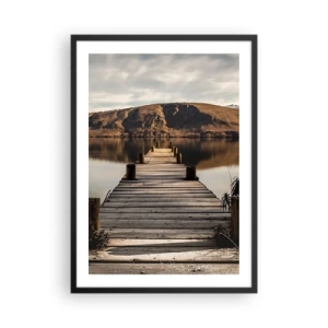Affiche dans un cadre noir - Poster - Une jetée en bois mène à un lac tranquille avec un arrière-plan de montagne - 50x70cm - Paysage silencieux - Décoration murale moderne pour le salon et la chambre ARTTOR