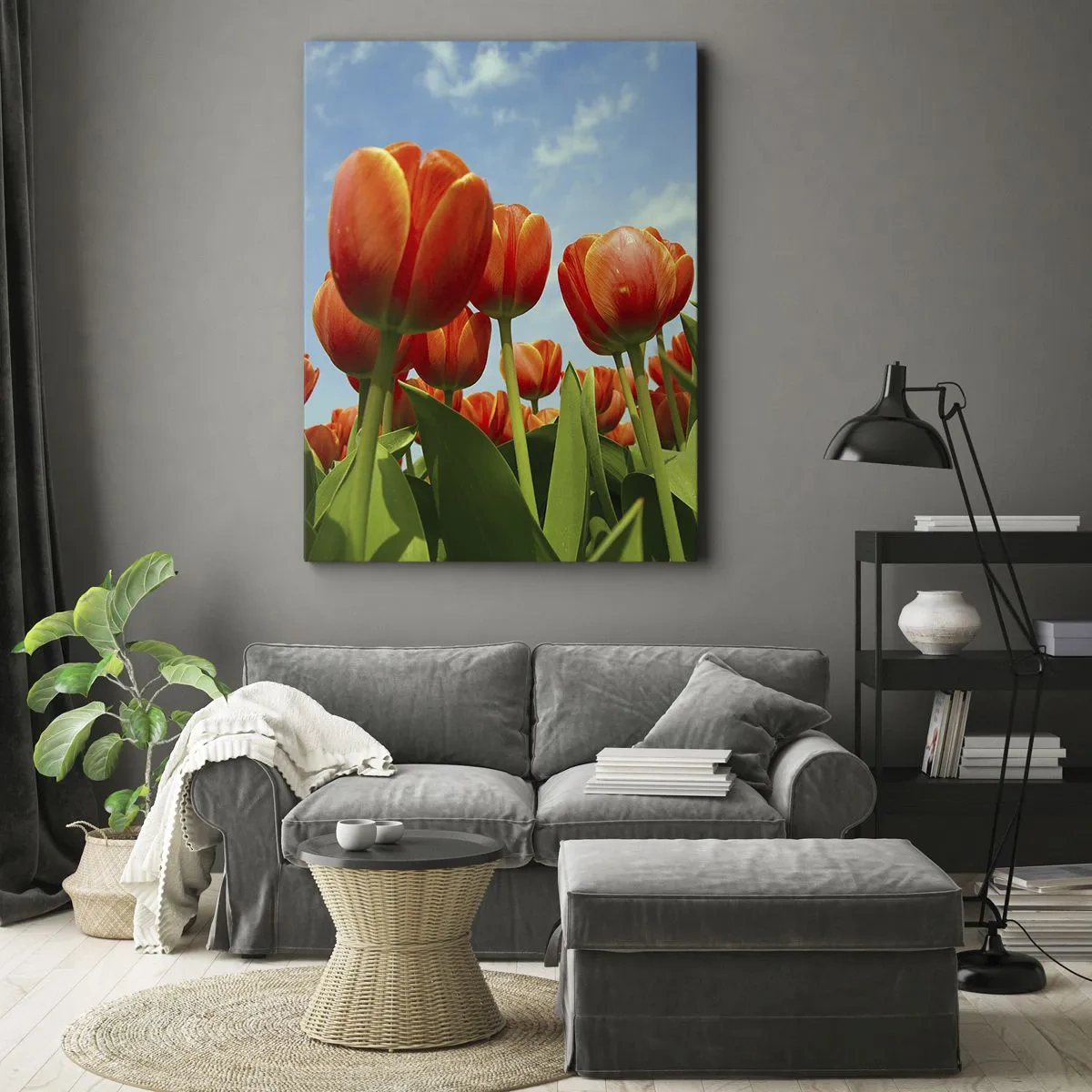 Impression sur toile - Image sur toile - Un champ de tulipes rouges et oranges contre un ciel bleu - 50x70cm - A part le ciel bleu, ils n'ont besoin de rien dans leur vie - Décoration murale moderne pour le salon et la chambre ARTTOR