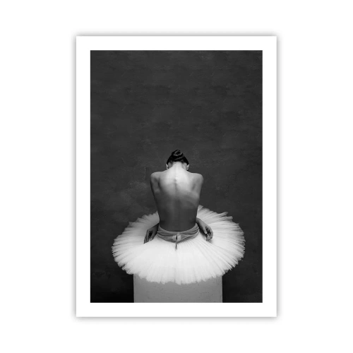 Affiche - Poster - Portrait en noir et blanc d'une ballerine assise sur une plateforme - 50x70cm - C'est justement en train de fleurir - Décoration murale moderne pour le salon et la chambre ARTTOR
