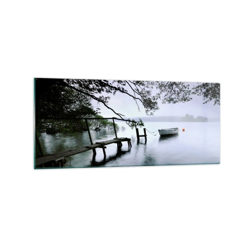 Impression sur verre - Image sur verre - Une jetée sur l'eau avec un bateau en arrière-plan entouré d'un paysage brumeux - 120x50cm - Tu te reposes déjà - Décoration murale moderne pour le salon et la chambre ARTTOR