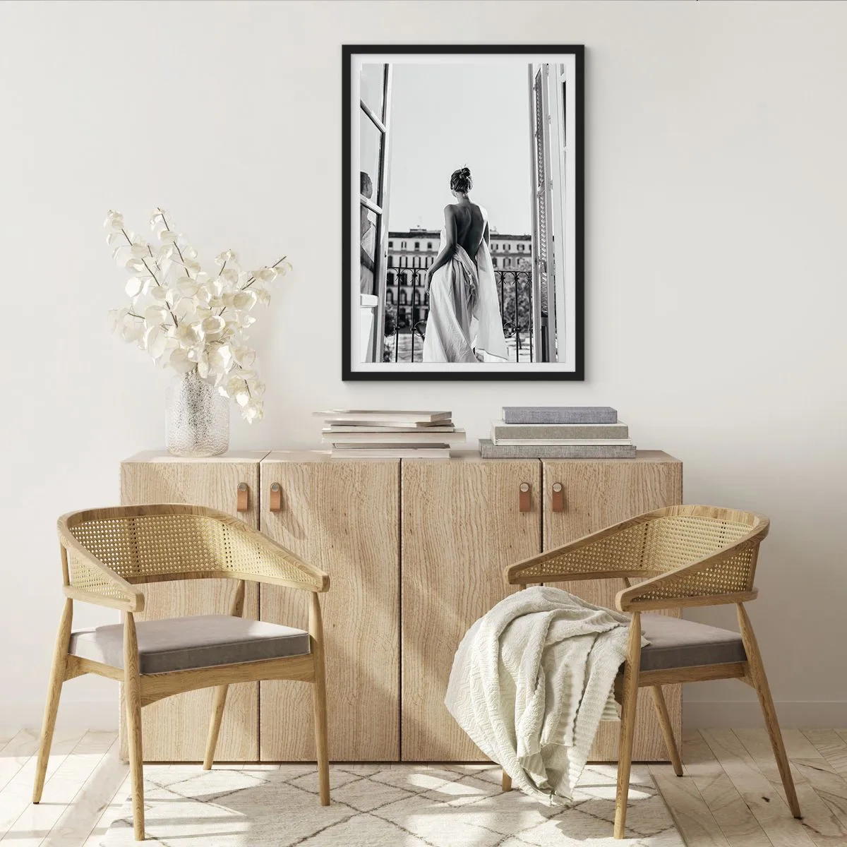 Affiche dans un cadre noir - Poster - Une femme en tissu blanc sur un balcon surplombant la ville - 50x70cm - Eveil des pensées - Décoration murale moderne pour le salon et la chambre ARTTOR