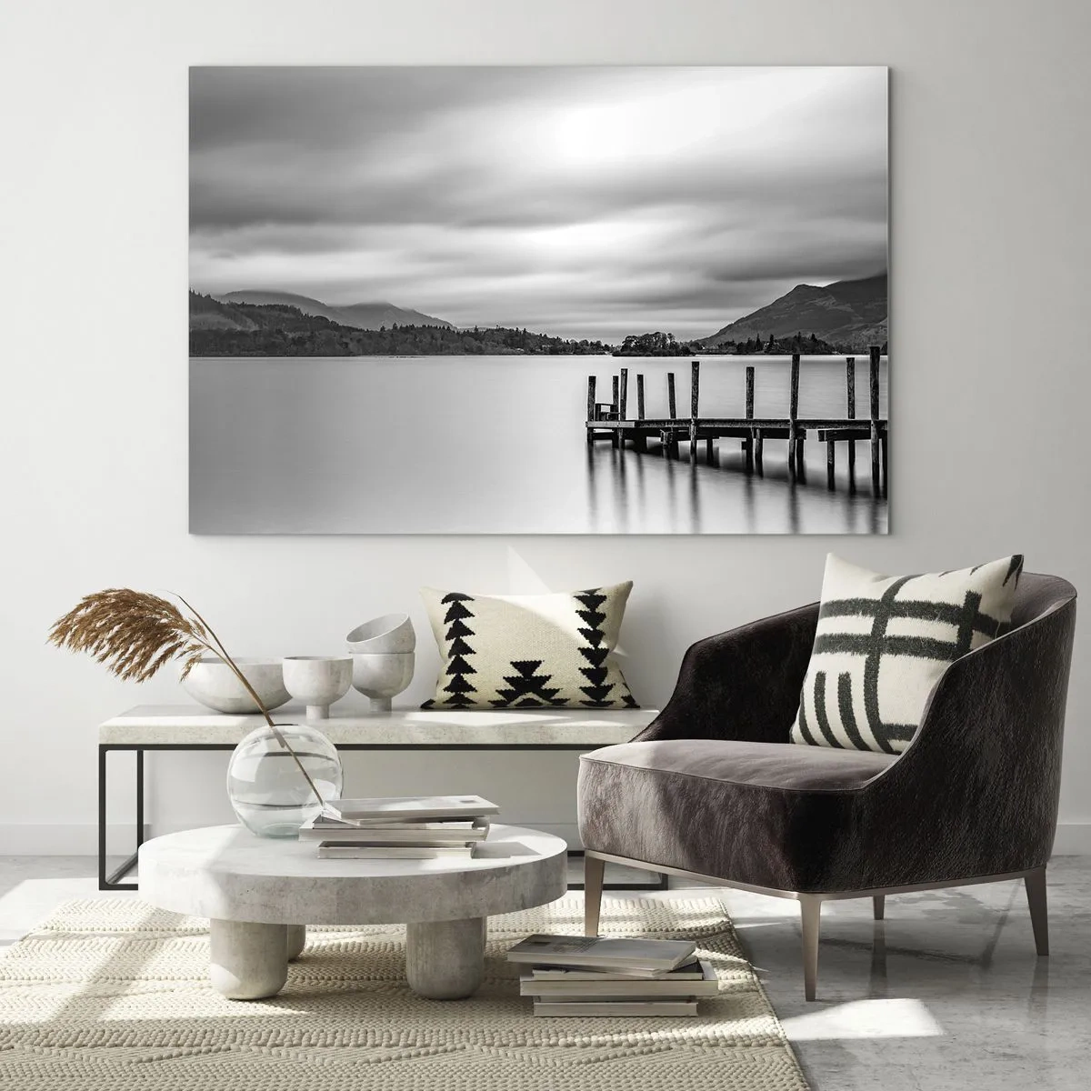 Impression sur verre - Image sur verre - Paysage noir et blanc avec un lac et une jetée en bois - 70x50cm - Douceur et force - Décoration murale moderne pour le salon et la chambre ARTTOR