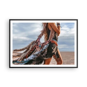 Affiche dans un cadre noir - Poster - Une femme dans un style bohème avec des détails de plumes et de bijoux - 100x70cm - La fille du chaman - Décoration murale moderne pour le salon et la chambre ARTTOR