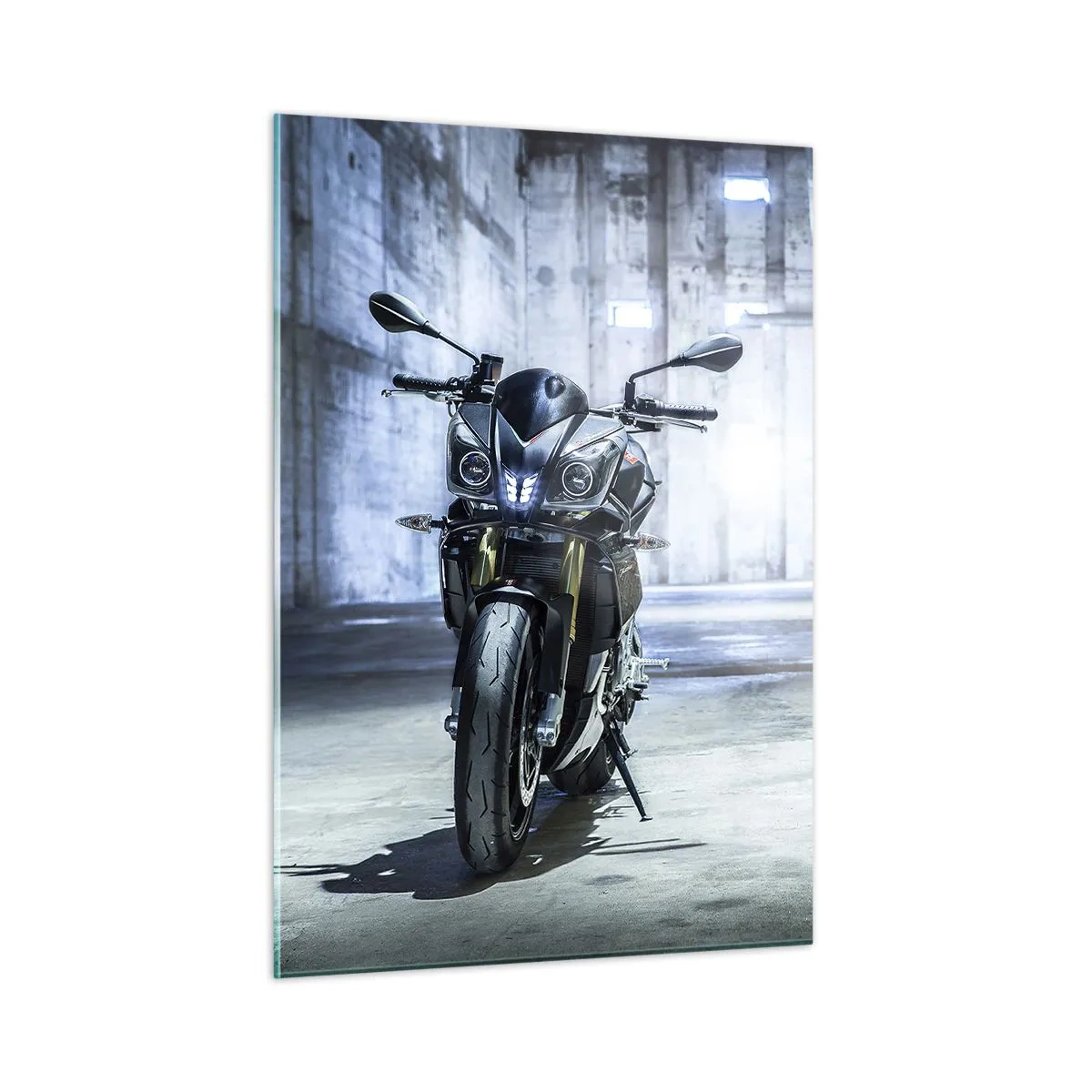 Impression sur verre - Image sur verre - Une moto dans un intérieur industriel avec des murs en béton - 50x70cm - Avant que le moteur ne rugisse - Décoration murale moderne pour le salon et la chambre ARTTOR